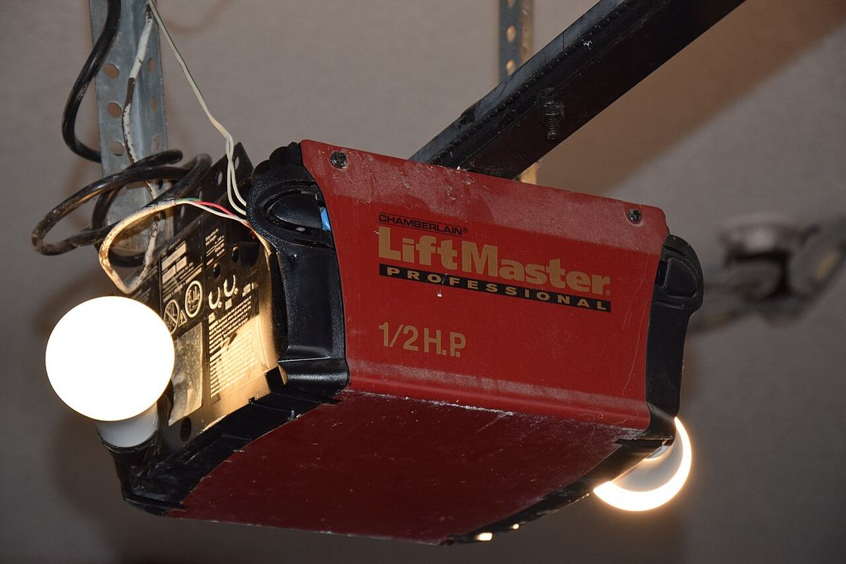 Ceiling-mounted residential chain-drive garage door opener
